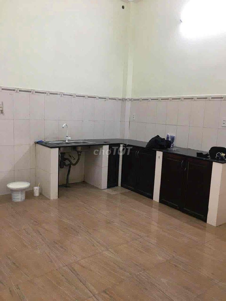 We're at the main alleyway. We're on Lê Trọng Tấn. 4 x20 M, 2 upstairs, 4 bedroom, 8 meters.