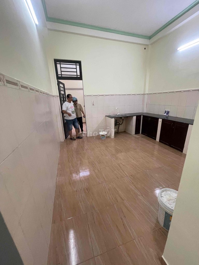 We're at the main alleyway. We're on Lê Trọng Tấn. 4 x20 M, 2 upstairs, 4 bedroom, 8 meters.