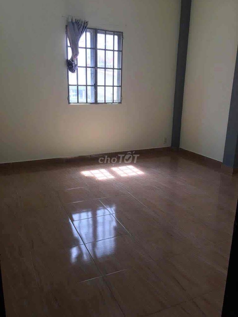 We're at the main alleyway. We're on Lê Trọng Tấn. 4 x20 M, 2 upstairs, 4 bedroom, 8 meters.