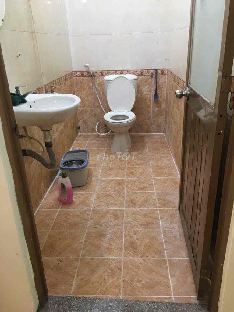 We're at the main alleyway. We're on Lê Trọng Tấn. 4 x20 M, 2 upstairs, 4 bedroom, 8 meters.
