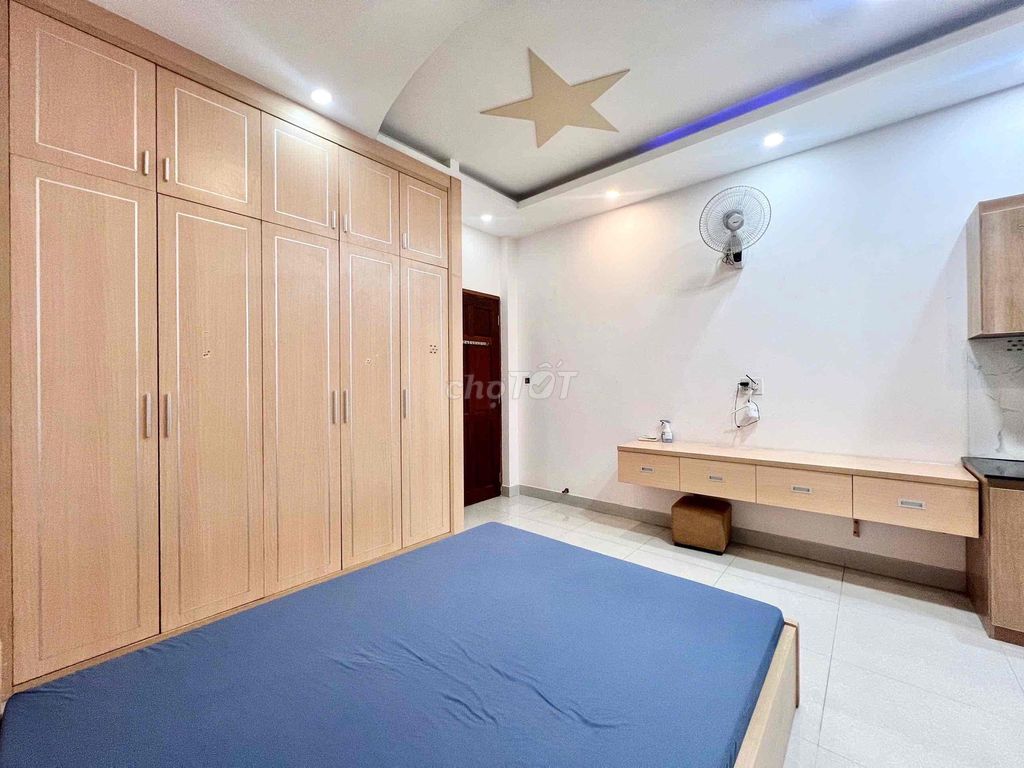 Rent an entire interior room - an alley-side airport-new room.