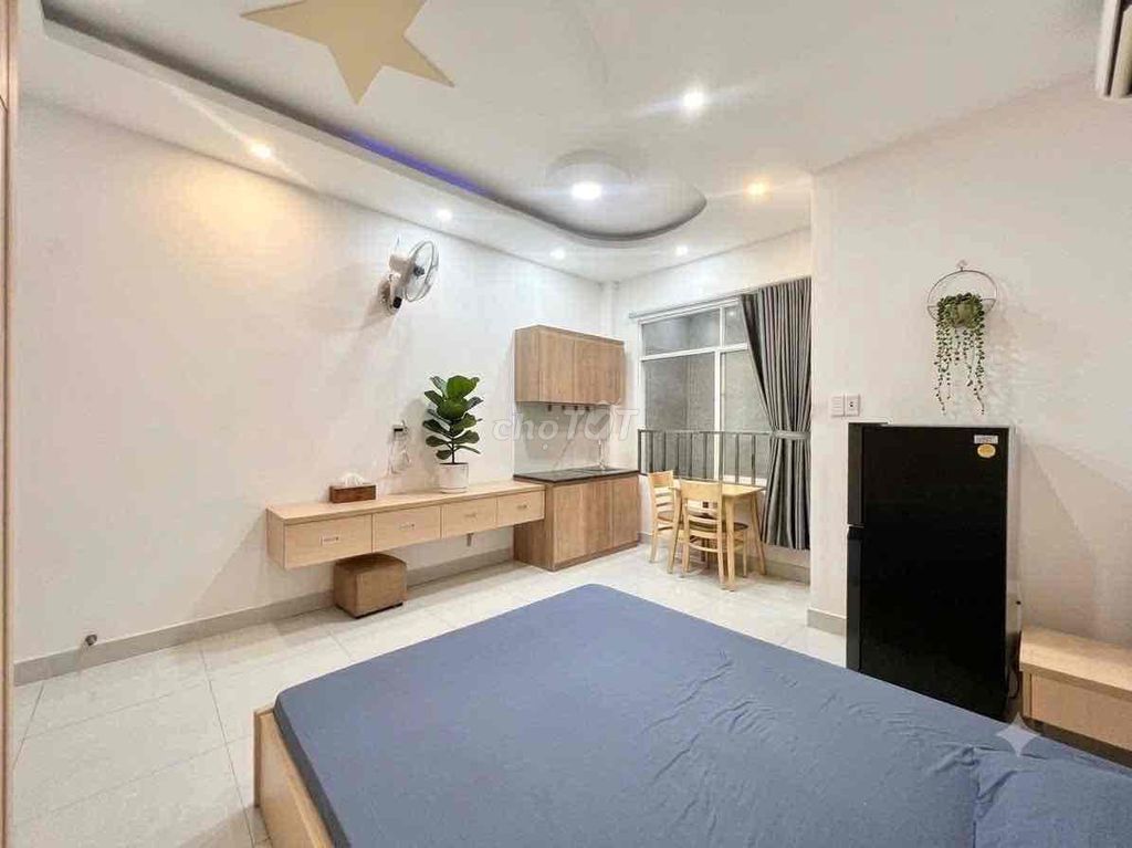 Rent an entire interior room - an alley-side airport-new room.