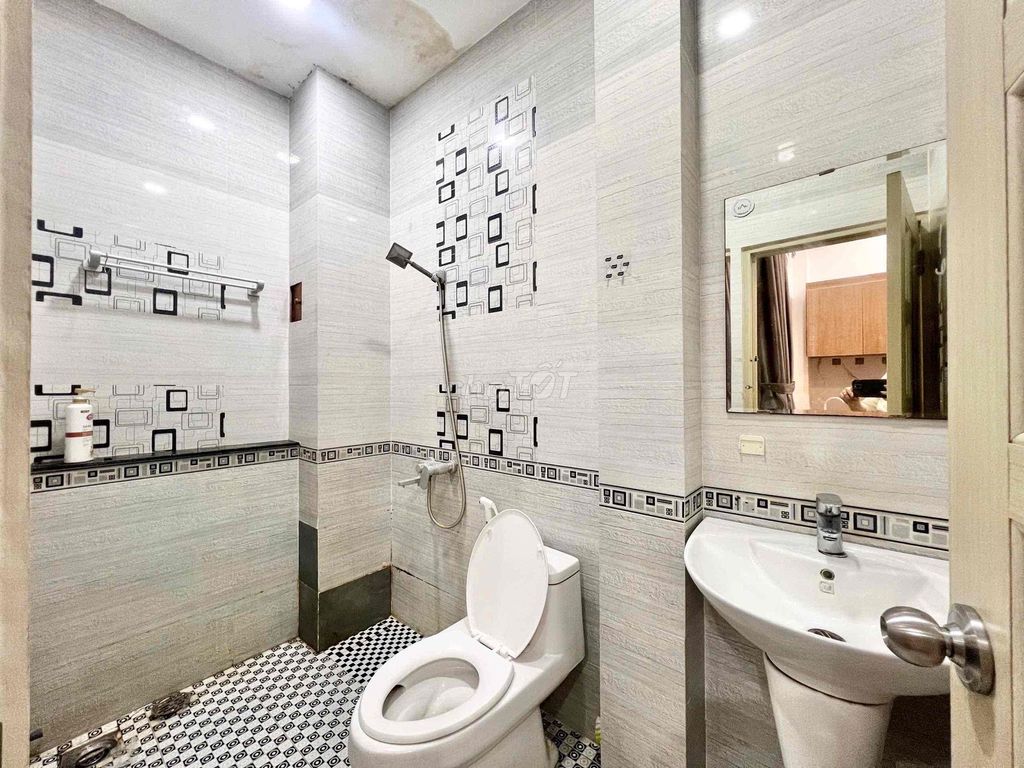 Rent an entire interior room - an alley-side airport-new room.