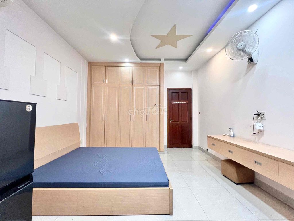 Rent an entire interior room - an alley-side airport-new room.
