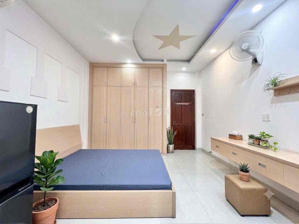 Rent an entire interior room - an alley-side airport-new room.