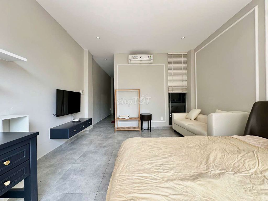 The balcony studio is full of furniture away from metro An Phú. after thevista