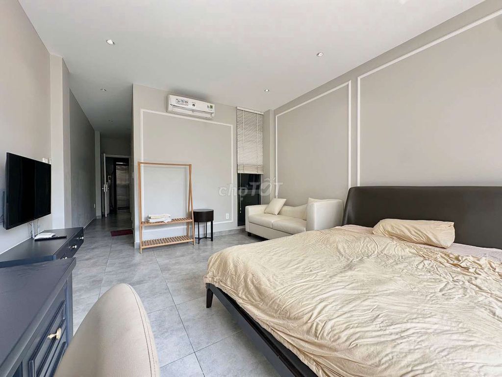 The balcony studio is full of furniture away from metro An Phú. after thevista