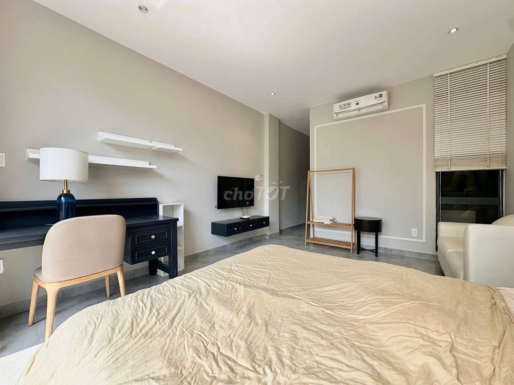 The balcony studio is full of furniture away from metro An Phú. after thevista