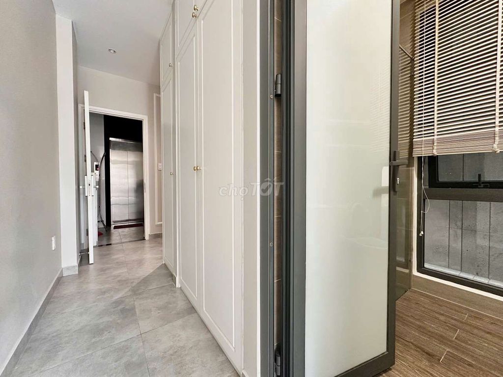 The balcony studio is full of furniture away from metro An Phú. after thevista