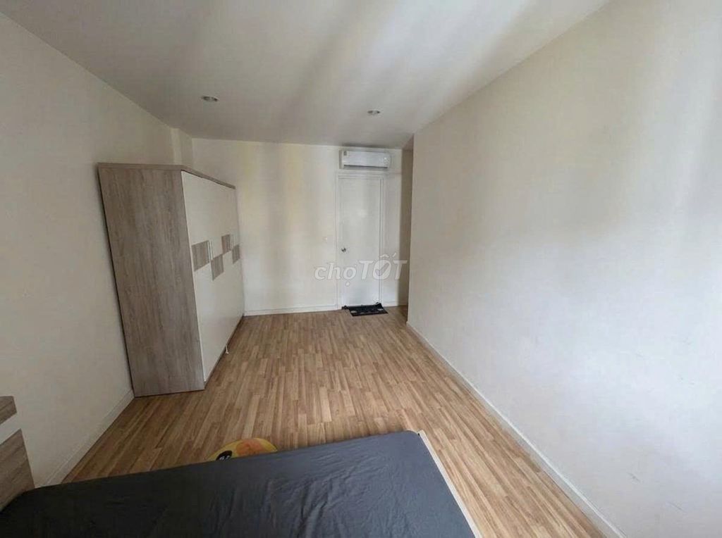 Rent City Gate Towers.