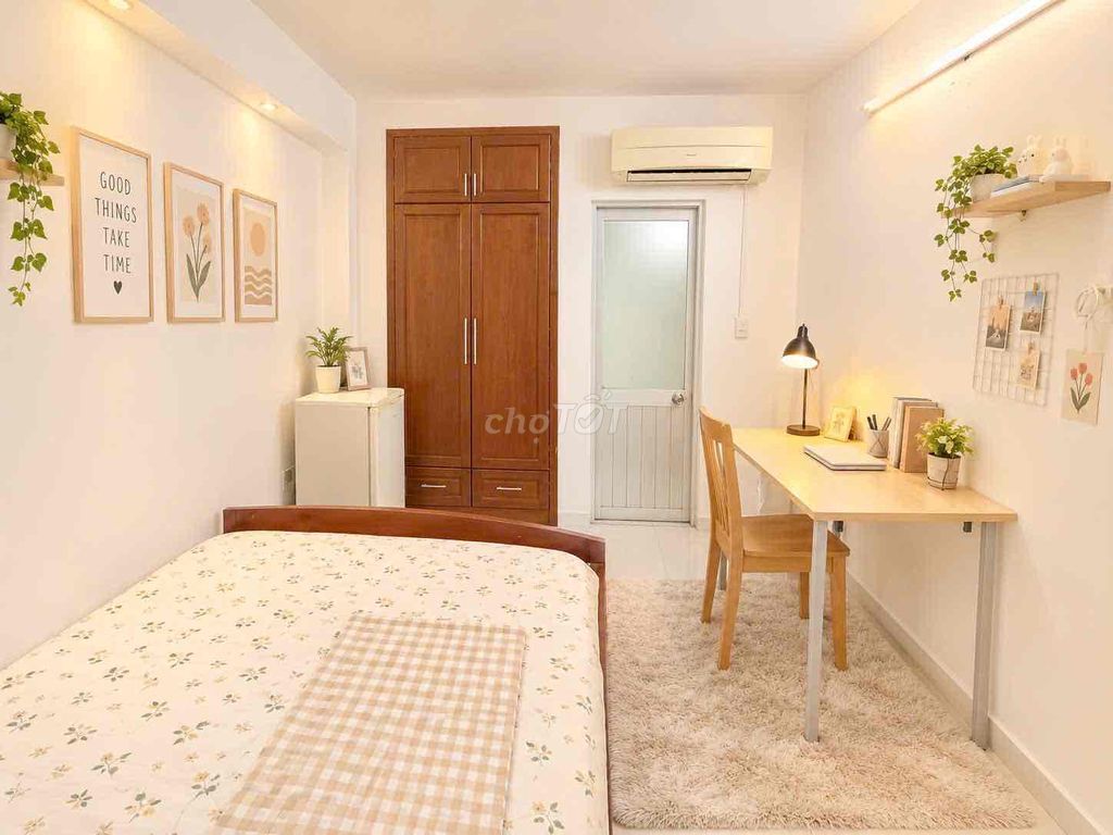 The furniture room is right here in Phạm Văn Bạch.