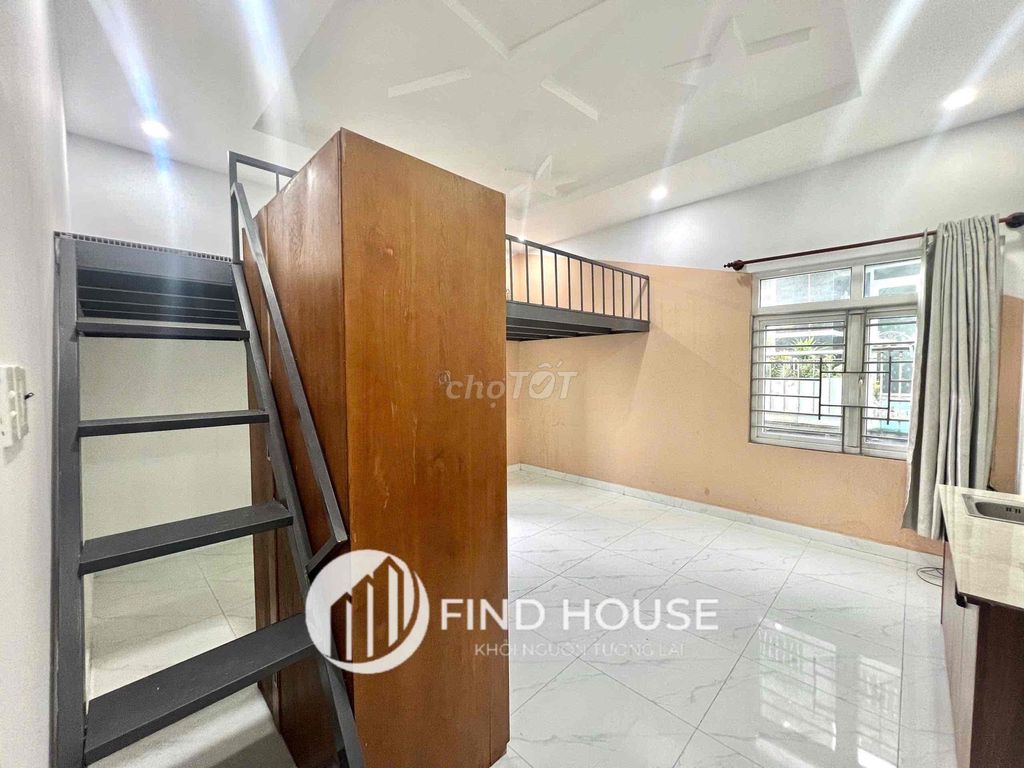 Room 35 M2 has a big balcony near the United States of Seven.