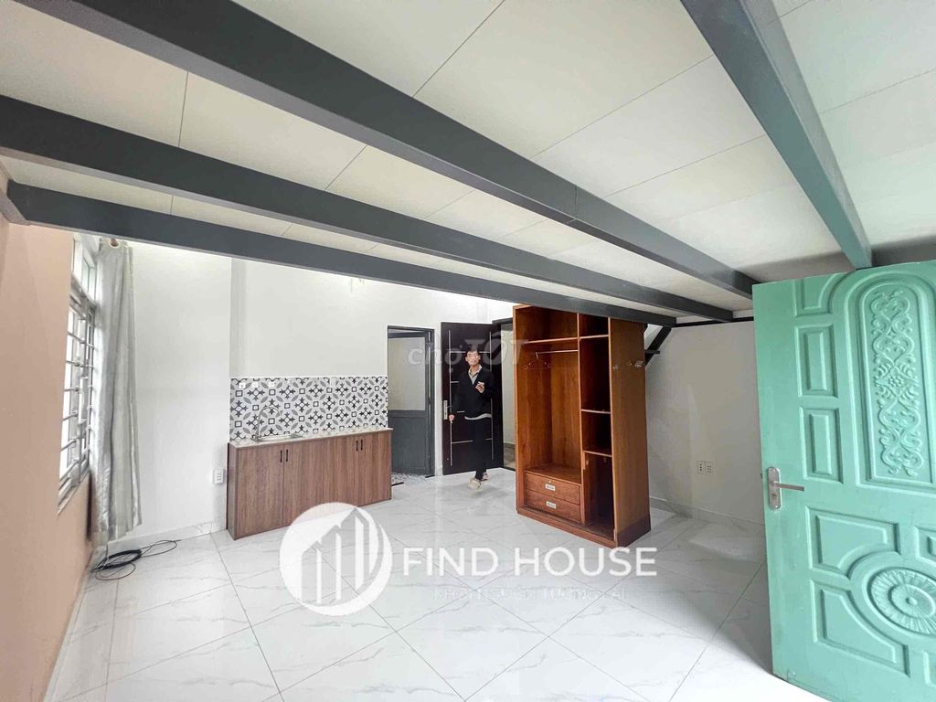 Room 35 M2 has a big balcony near the United States of Seven.