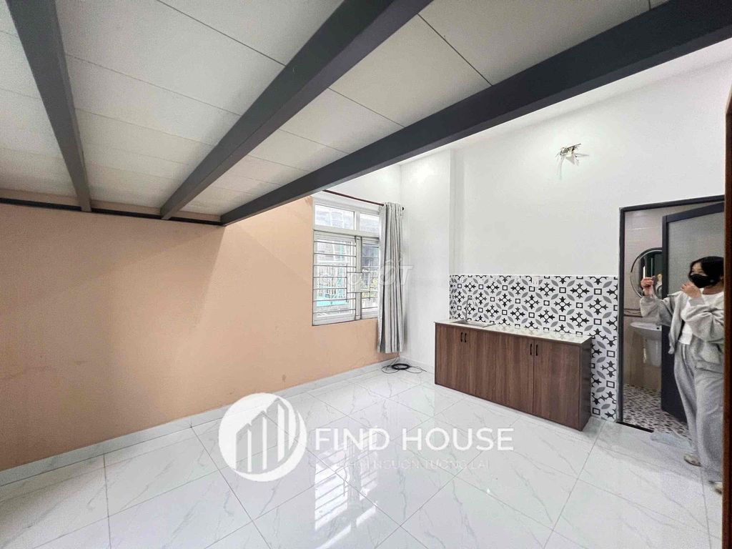 Room 35 M2 has a big balcony near the United States of Seven.