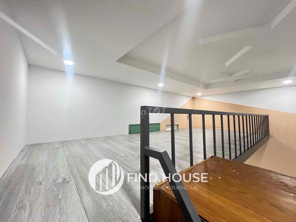 Room 35 M2 has a big balcony near the United States of Seven.
