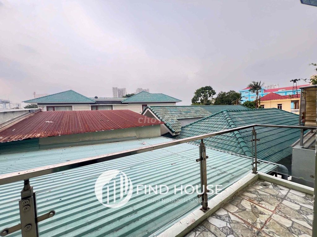 Room 35 M2 has a big balcony near the United States of Seven.