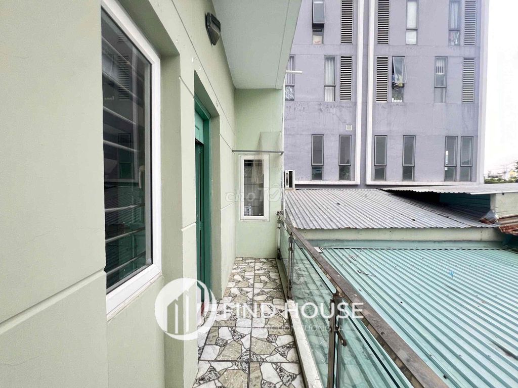Room 35 M2 has a big balcony near the United States of Seven.