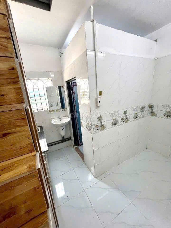 Three million Đỗ Xuân Hợp in small room.