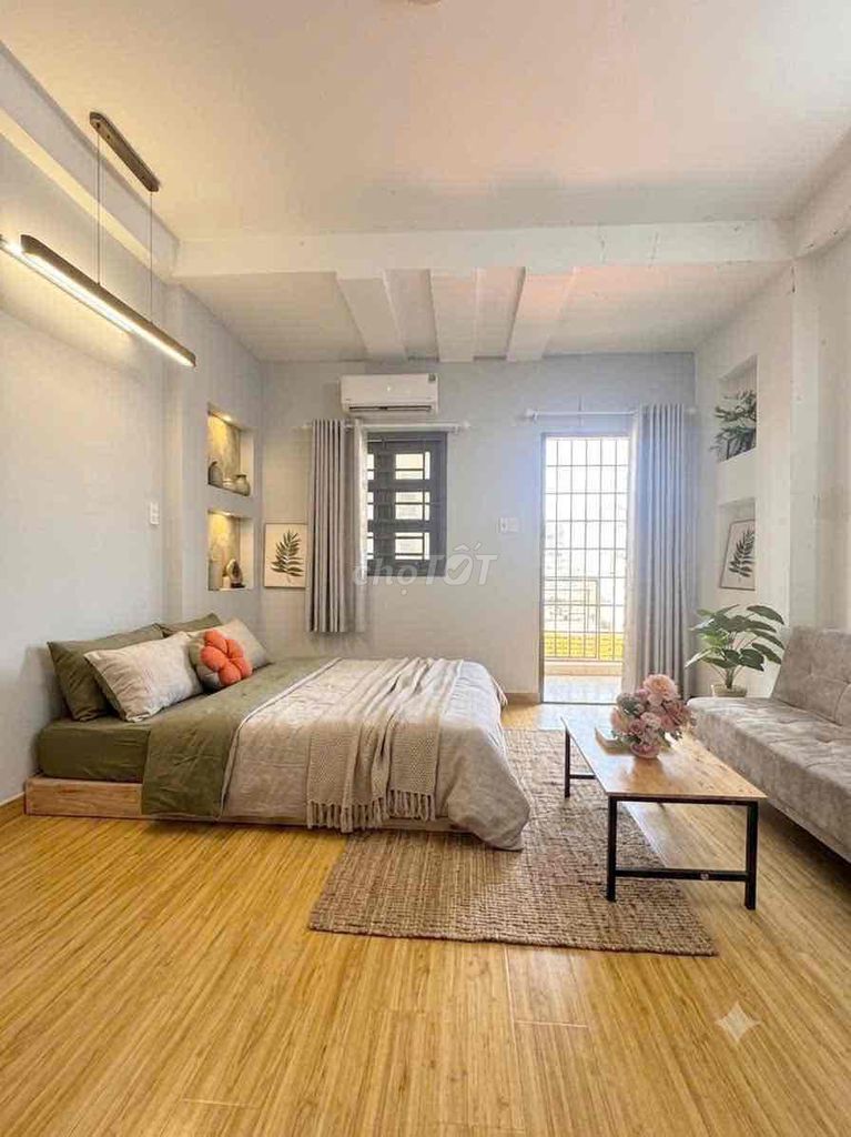 Rent a balcony studio near five dog cages.