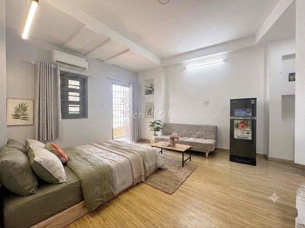 Rent a balcony studio near five dog cages.