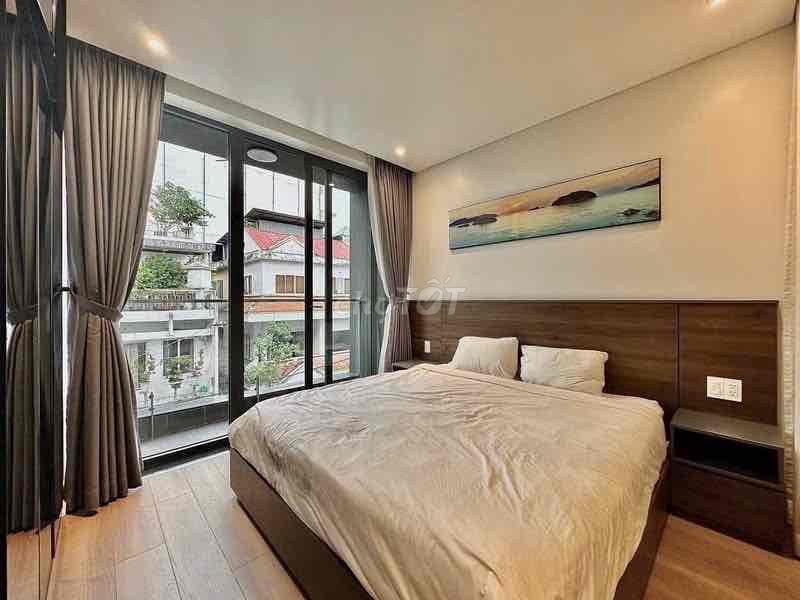 rented a balcony — generous — security — in the heart of District 1