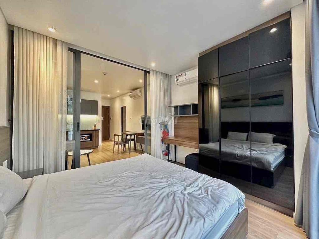 rented a balcony — generous — security — in the heart of District 1
