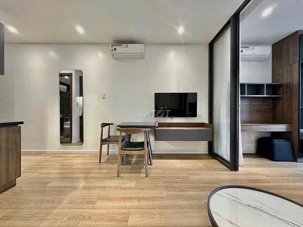 rented a balcony — generous — security — in the heart of District 1