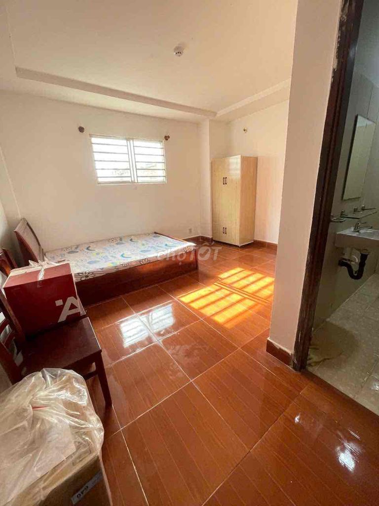 Room 30 meters2. Full cabinet seven - The Wairs' Door. Đào Trinh Nhất
