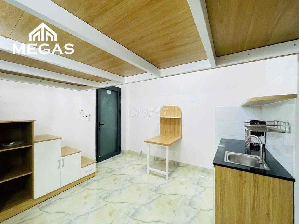 The full price room is on Cộng Hoà near the airline academy and vhu.