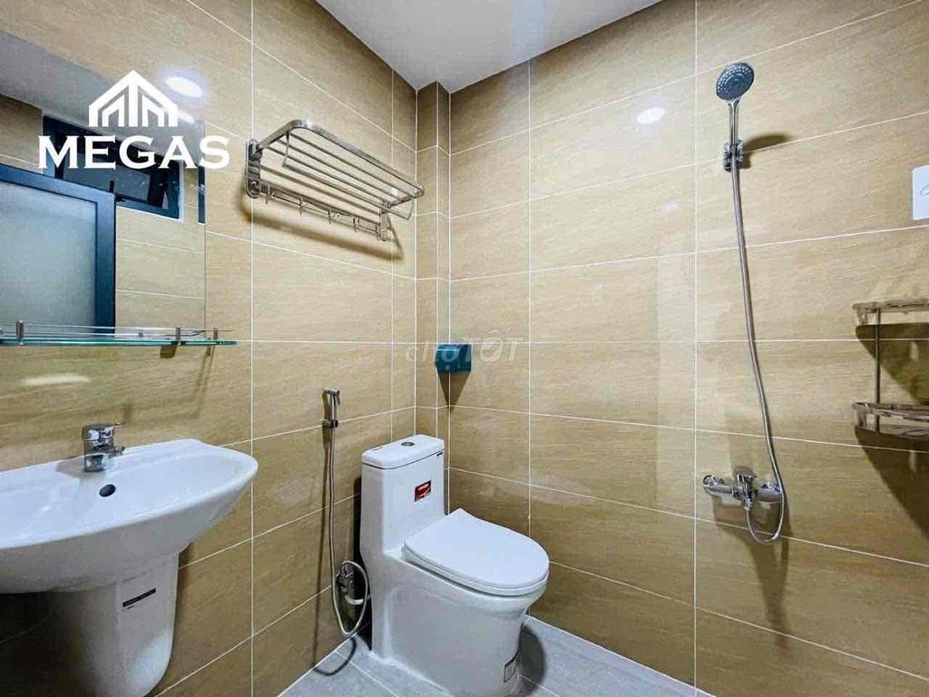 The full price room is on Cộng Hoà near the airline academy and vhu.