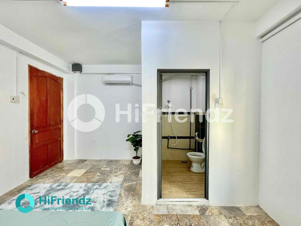 The interior studio - sky window - west stop, bordering District 6