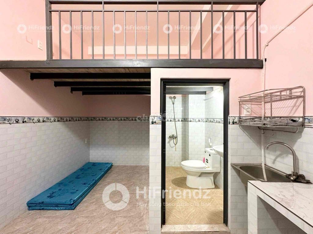 a room with a guard - air elevator 500 M pink-y