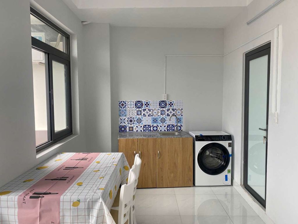 There's a balcony nearly 40 meters of private washing machines, which are available near 460 borough 7