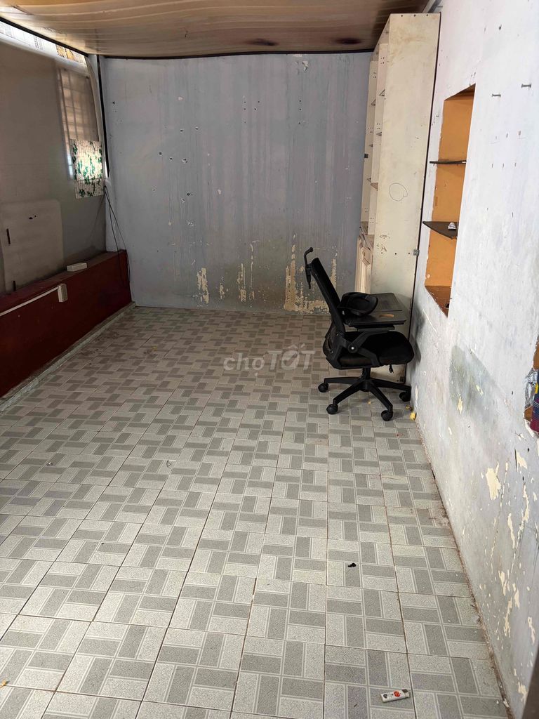 The closed room doesn't share the same host - just Hoàng Văn Thụ - writer