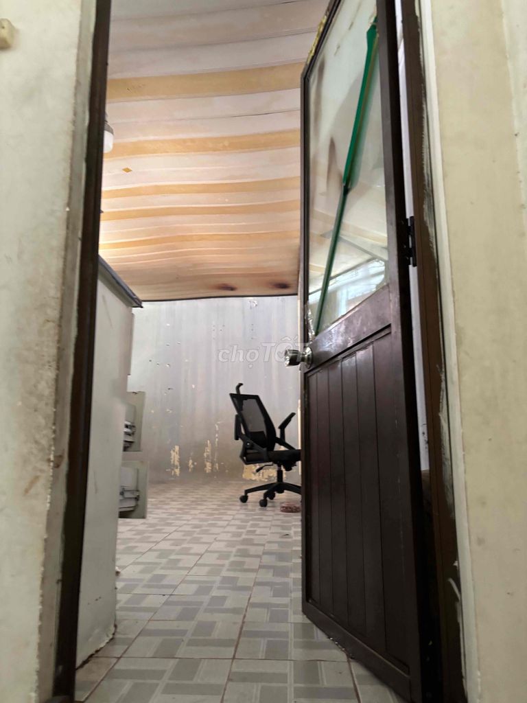 The closed room doesn't share the same host - just Hoàng Văn Thụ - writer