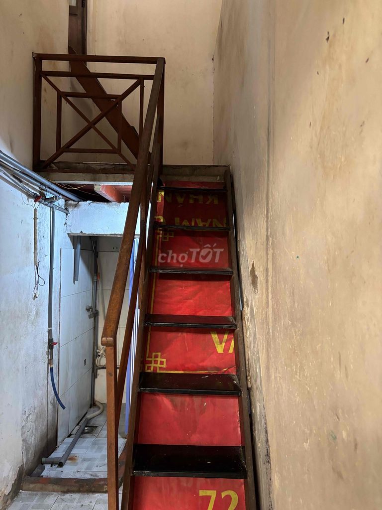 The closed room doesn't share the same host - just Hoàng Văn Thụ - writer