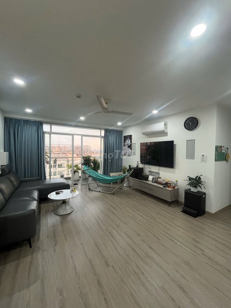 His residence is clear. View Thảo Điền 4 bedrooms. Three toilets, area of use.