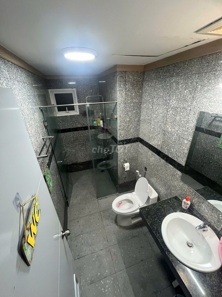 His residence is clear. View Thảo Điền 4 bedrooms. Three toilets, area of use.