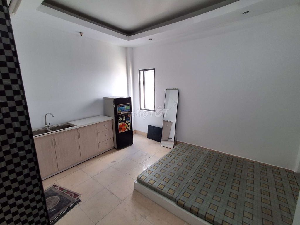 It's the owner who rents a full interior room