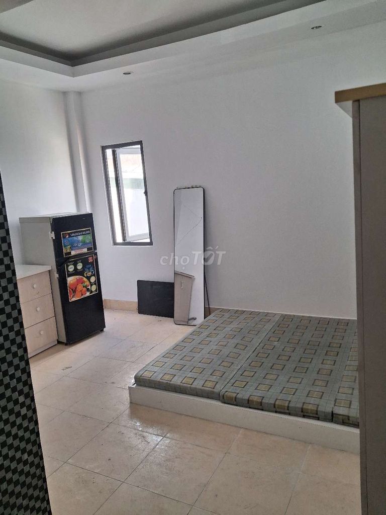 It's the owner who rents a full interior room