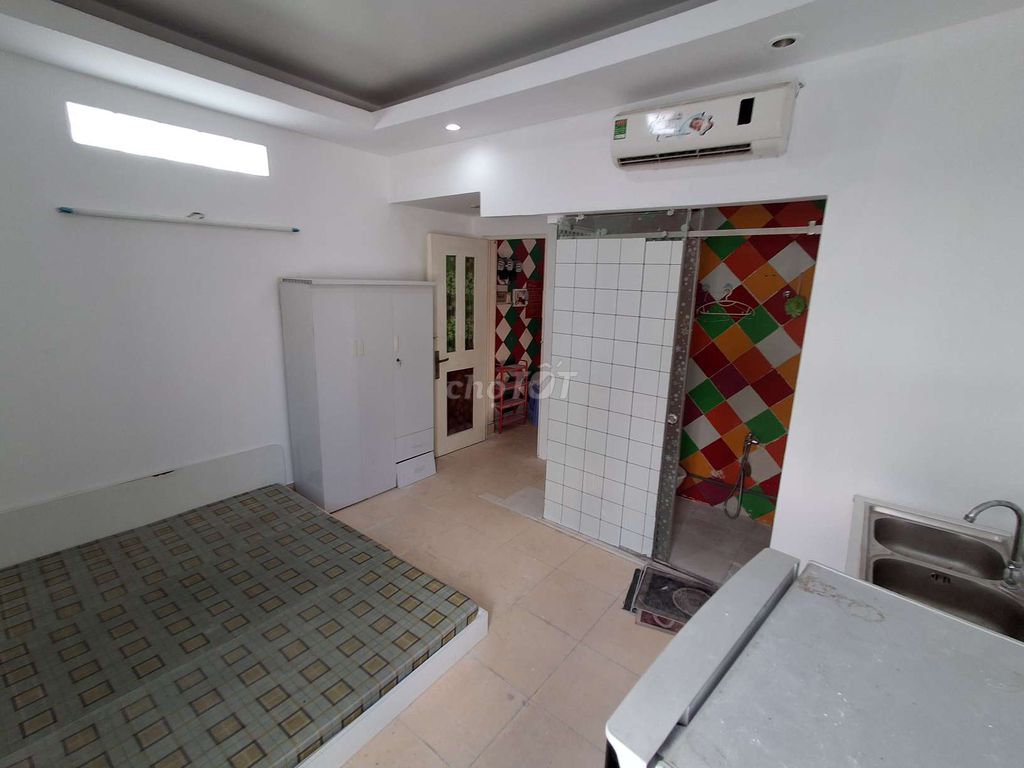 It's the owner who rents a full interior room