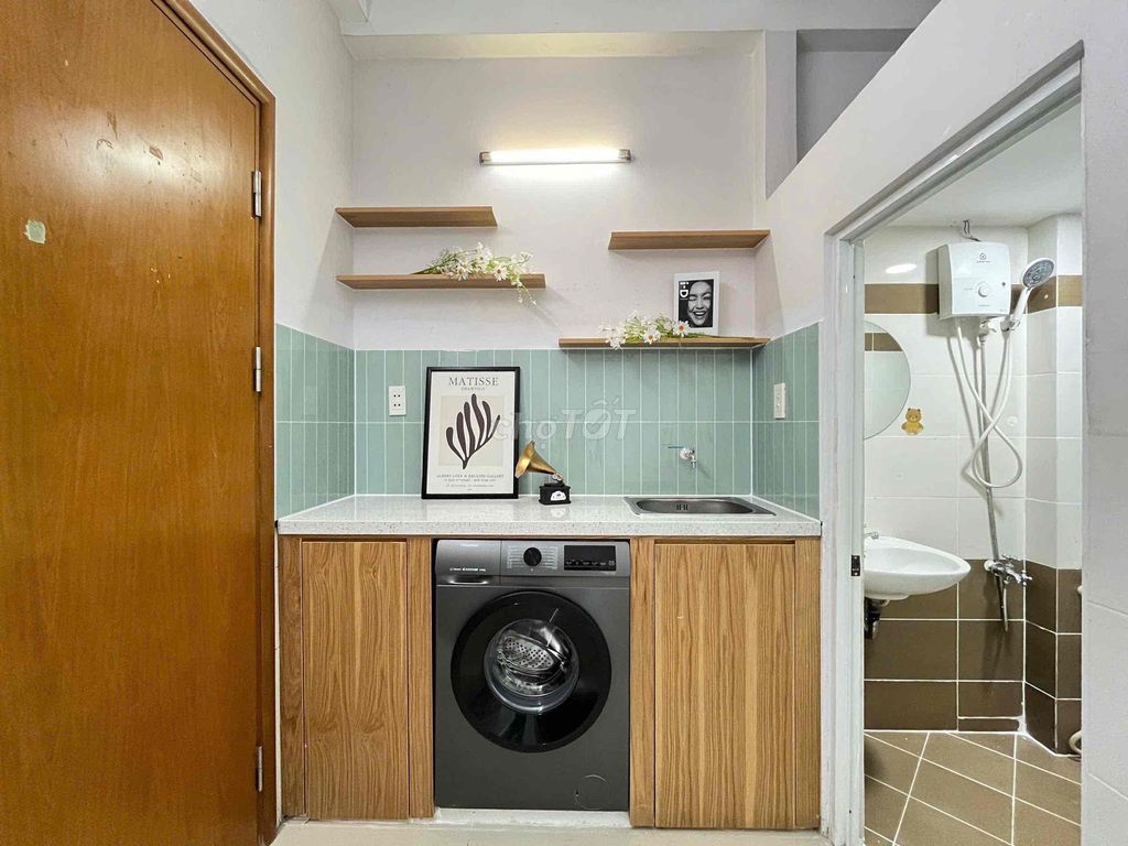 Rent the studio to open the entire interior at the center of 7th.