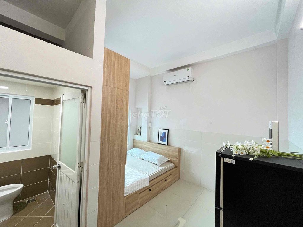 Rent the studio to open the entire interior at the center of 7th.