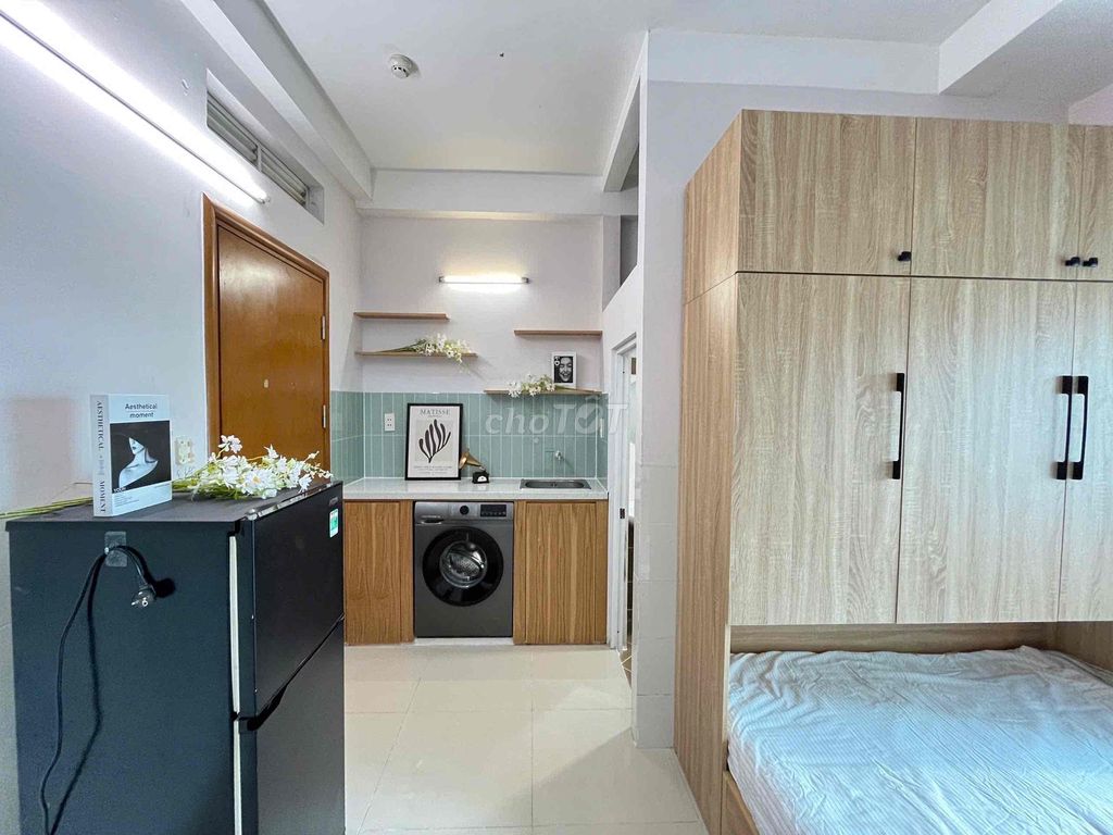 Rent the studio to open the entire interior at the center of 7th.