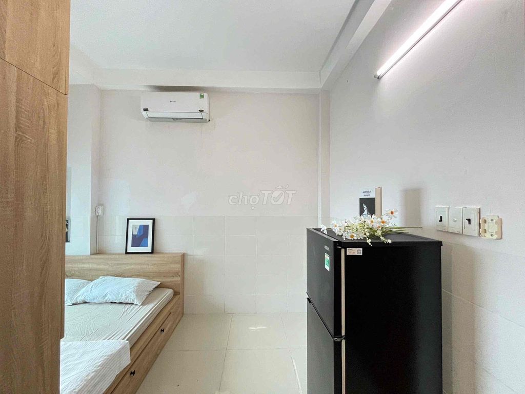 Rent the studio to open the entire interior at the center of 7th.