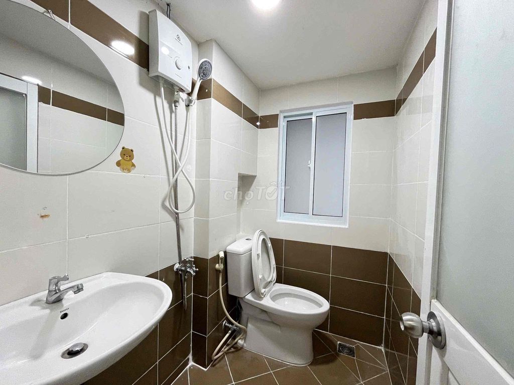 Rent the studio to open the entire interior at the center of 7th.