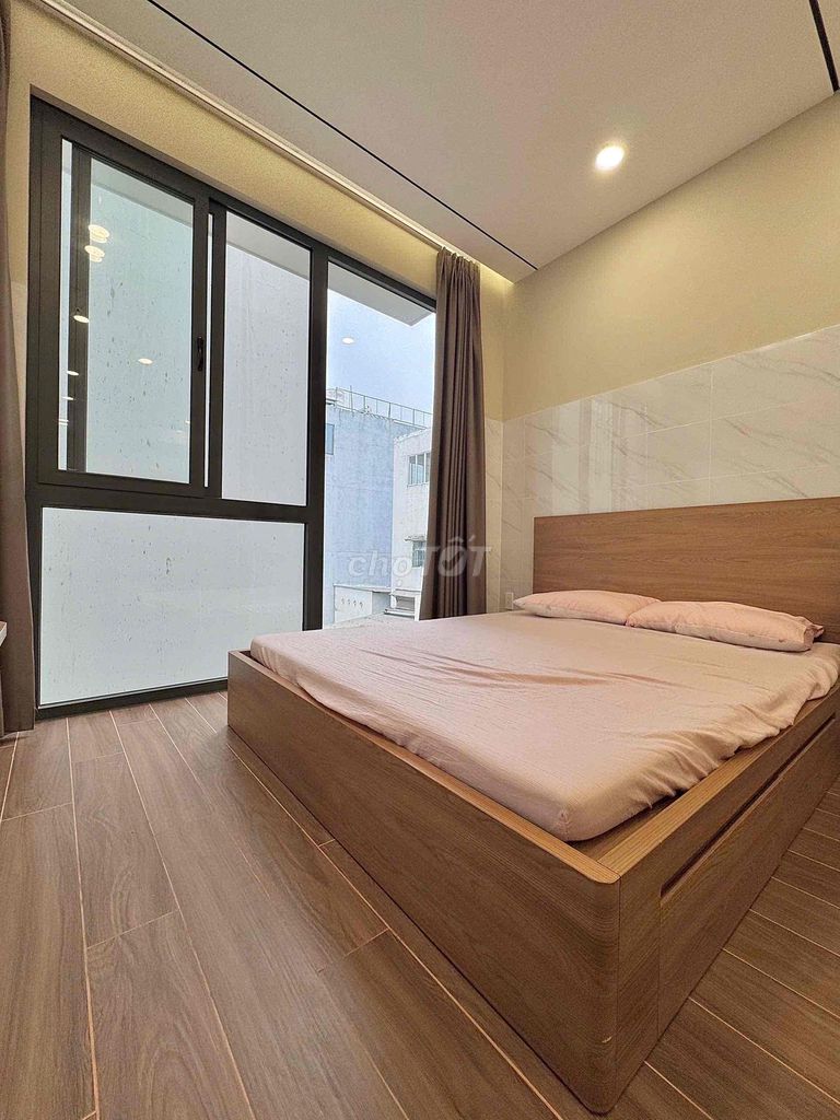 Rent a 40-foot-long apartment that's 99 percent new -- the elevator -- the English Town Bridge -- etc.