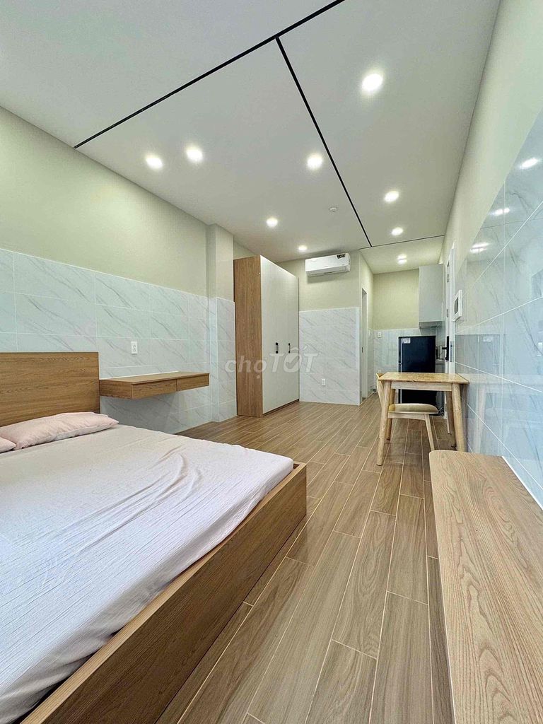 Rent a 40-foot-long apartment that's 99 percent new -- the elevator -- the English Town Bridge -- etc.