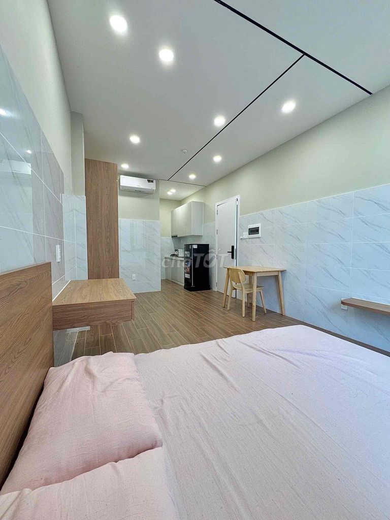 Rent a 40-foot-long apartment that's 99 percent new -- the elevator -- the English Town Bridge -- etc.