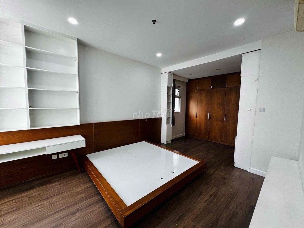 Hot stuff! 2 bedrooms 100 M2 lcasa rents 13 million a month.